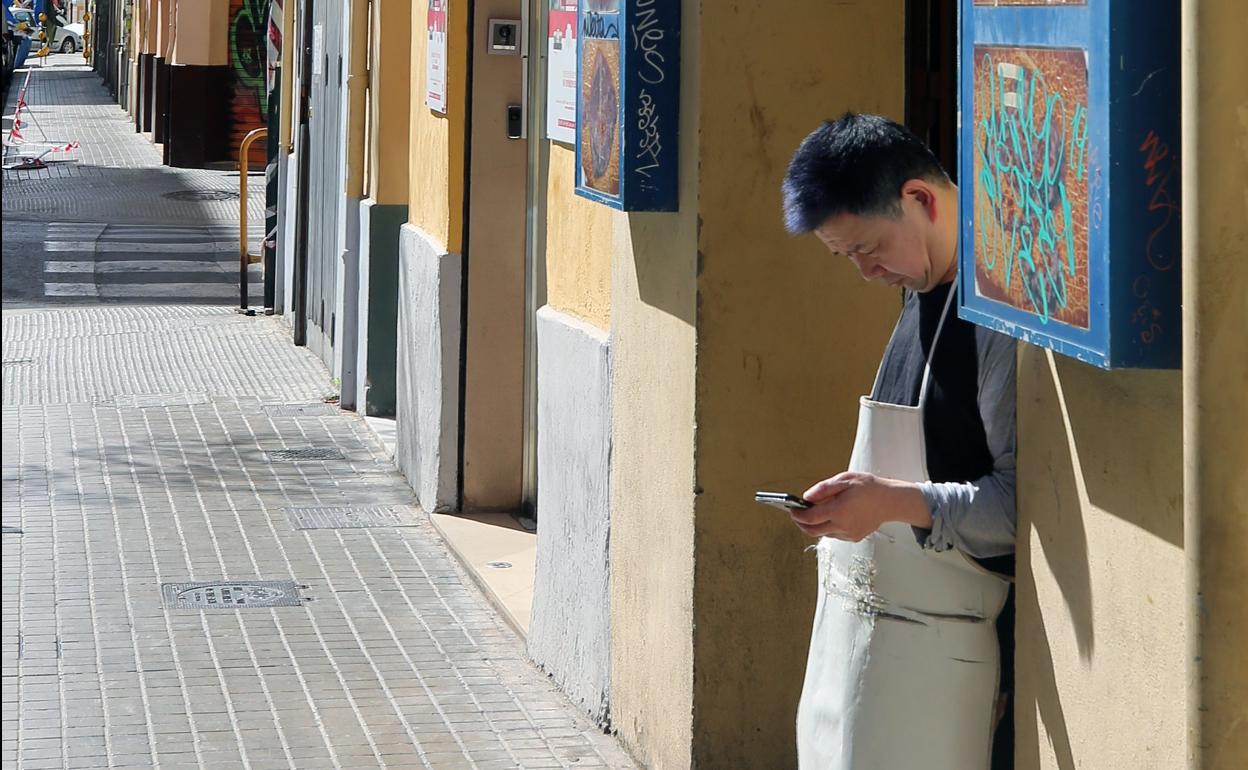 Un trabajador de un comercio de la calle Pelayo, ayer. 