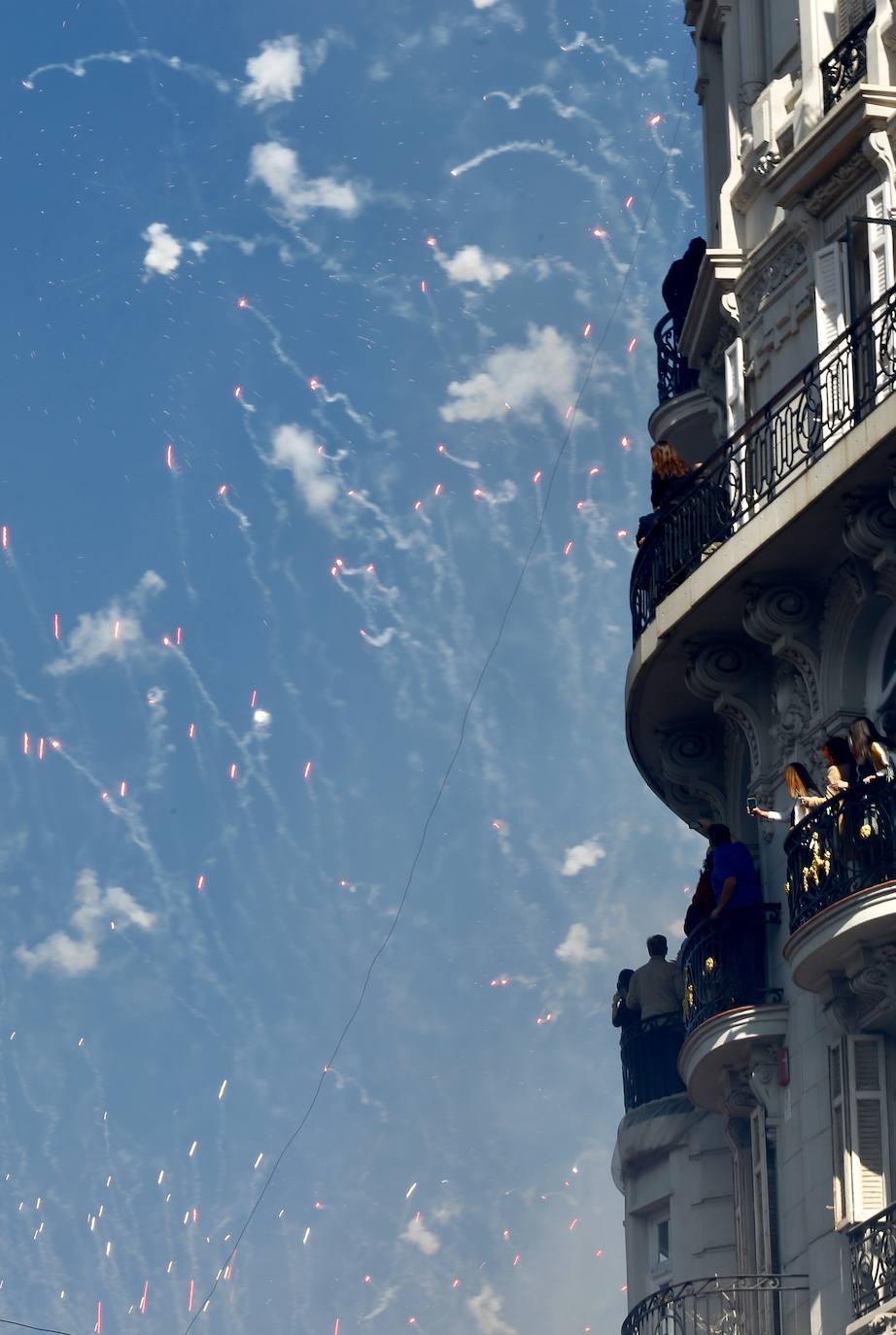 La mascletà de este viernes 6 de marzo ha sido lanzada por la pirotecnia Alpulpujarreña, de Granada y ha utilizado más de 100 kilos de pólvora.