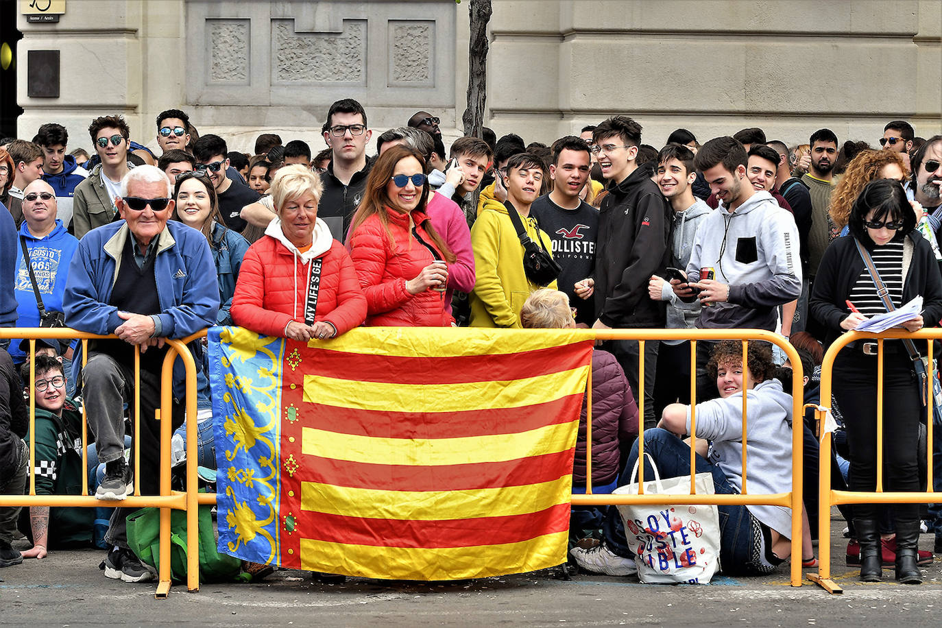 Pirotecnia Alpujarreña ha repetido su temido 'martillo de Thor', un efecto con el que ha conquistado a toda la plaza del Ayuntamiento. 