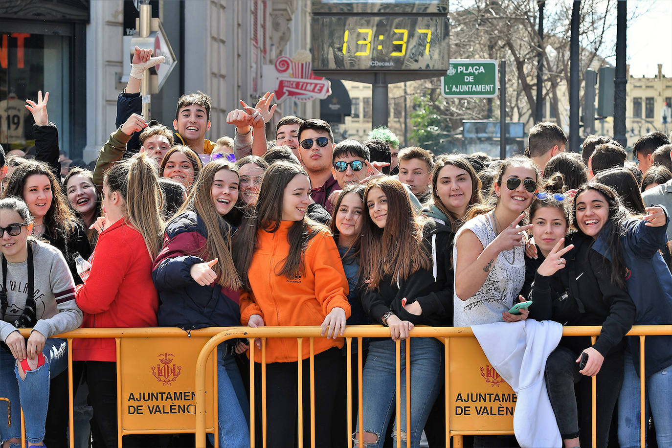 Pirotecnia Alpujarreña ha repetido su temido 'martillo de Thor', un efecto con el que ha conquistado a toda la plaza del Ayuntamiento. 