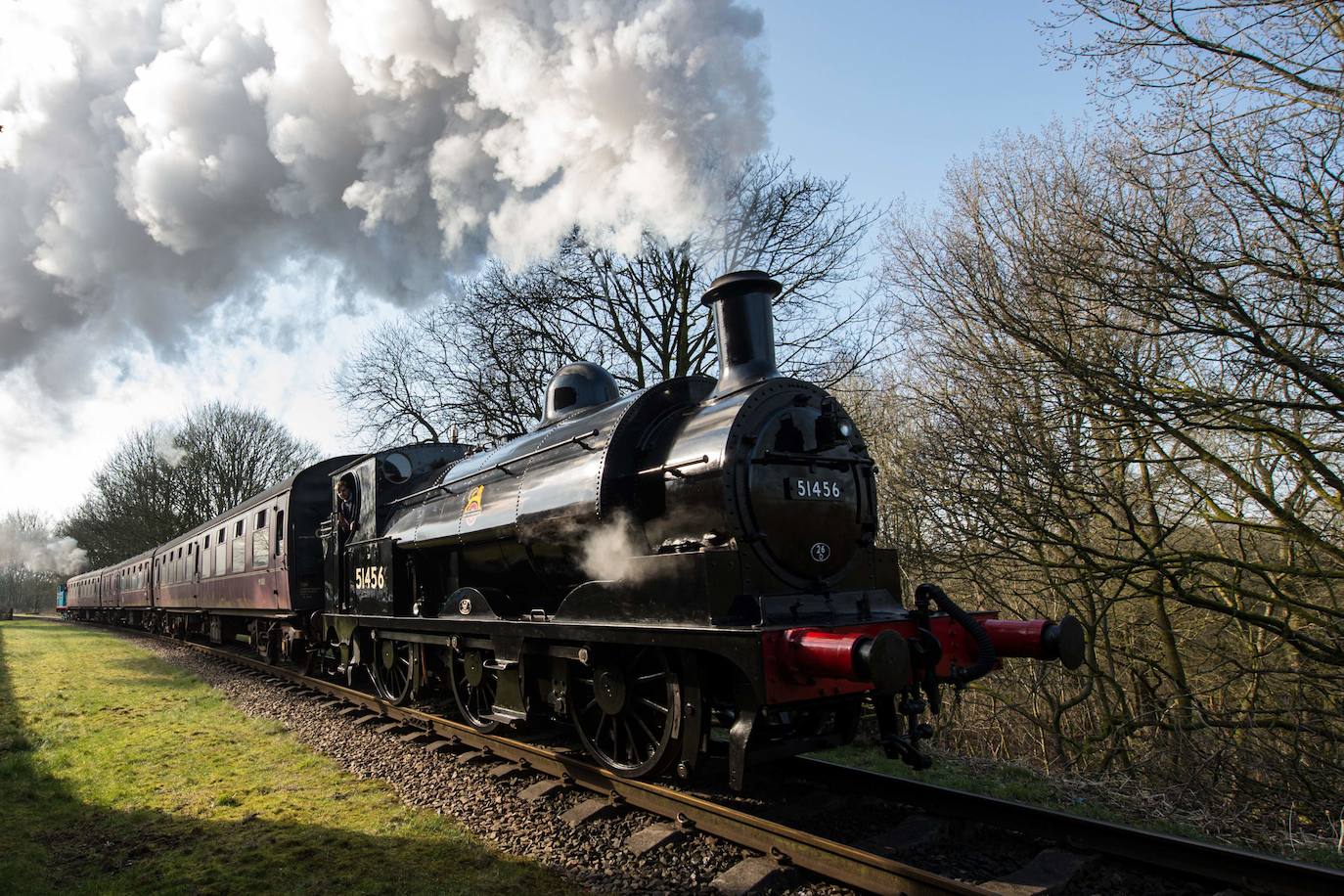 Siete locomotoras antiguas recorren la línea de East Lancashire Railway, cerca de la estación Burrs Country Park, en el primer día del Spring Steam Gala, evento que se celebra este fin de semana en el norte de Inglaterra.