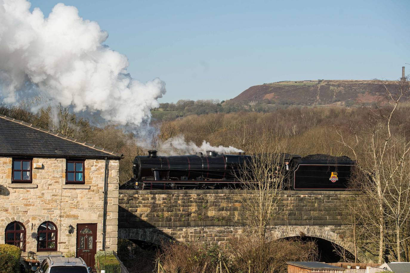 Siete locomotoras antiguas recorren la línea de East Lancashire Railway, cerca de la estación Burrs Country Park, en el primer día del Spring Steam Gala, evento que se celebra este fin de semana en el norte de Inglaterra.