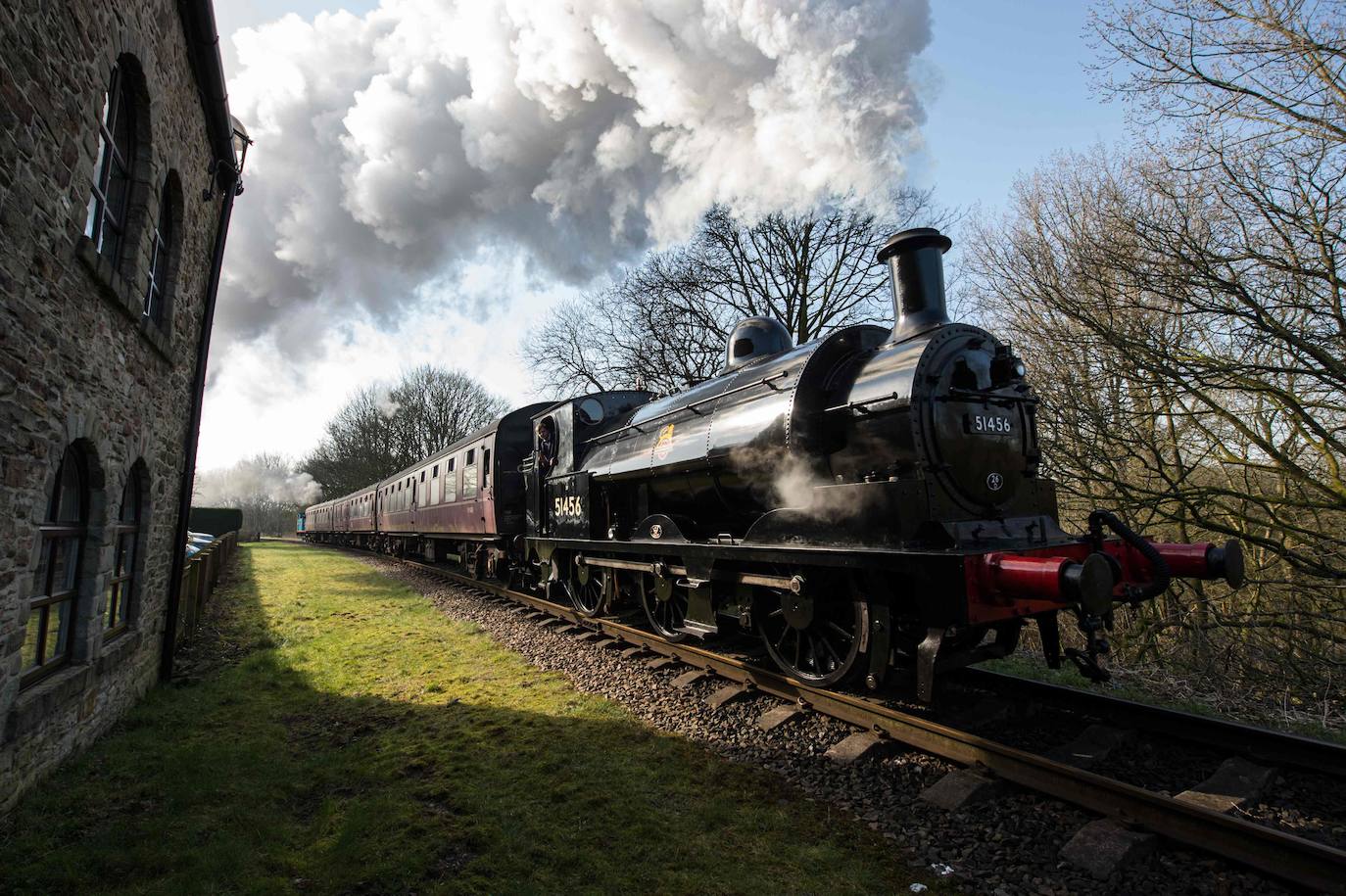 Siete locomotoras antiguas recorren la línea de East Lancashire Railway, cerca de la estación Burrs Country Park, en el primer día del Spring Steam Gala, evento que se celebra este fin de semana en el norte de Inglaterra.