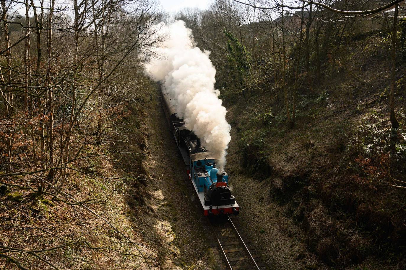 Siete locomotoras antiguas recorren la línea de East Lancashire Railway, cerca de la estación Burrs Country Park, en el primer día del Spring Steam Gala, evento que se celebra este fin de semana en el norte de Inglaterra.