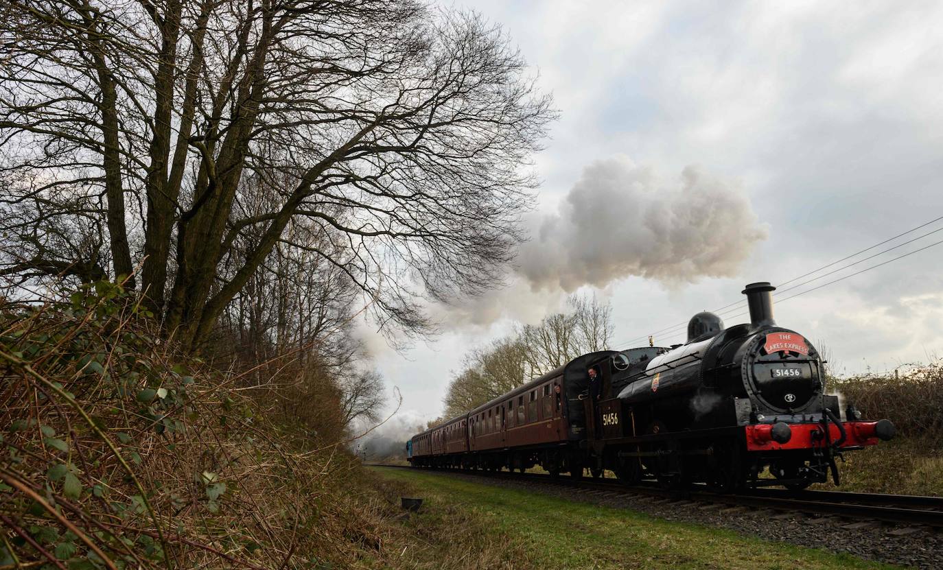 Siete locomotoras antiguas recorren la línea de East Lancashire Railway, cerca de la estación Burrs Country Park, en el primer día del Spring Steam Gala, evento que se celebra este fin de semana en el norte de Inglaterra.