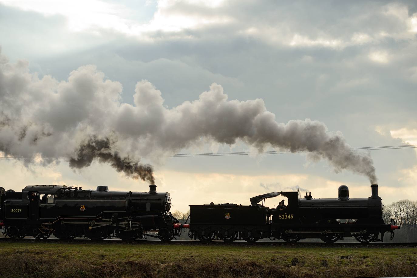 Siete locomotoras antiguas recorren la línea de East Lancashire Railway, cerca de la estación Burrs Country Park, en el primer día del Spring Steam Gala, evento que se celebra este fin de semana en el norte de Inglaterra.