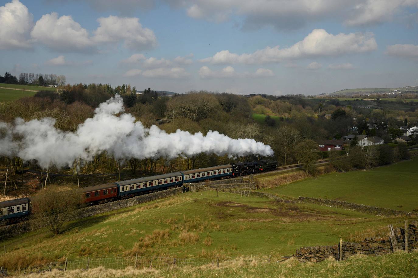 Siete locomotoras antiguas recorren la línea de East Lancashire Railway, cerca de la estación Burrs Country Park, en el primer día del Spring Steam Gala, evento que se celebra este fin de semana en el norte de Inglaterra.