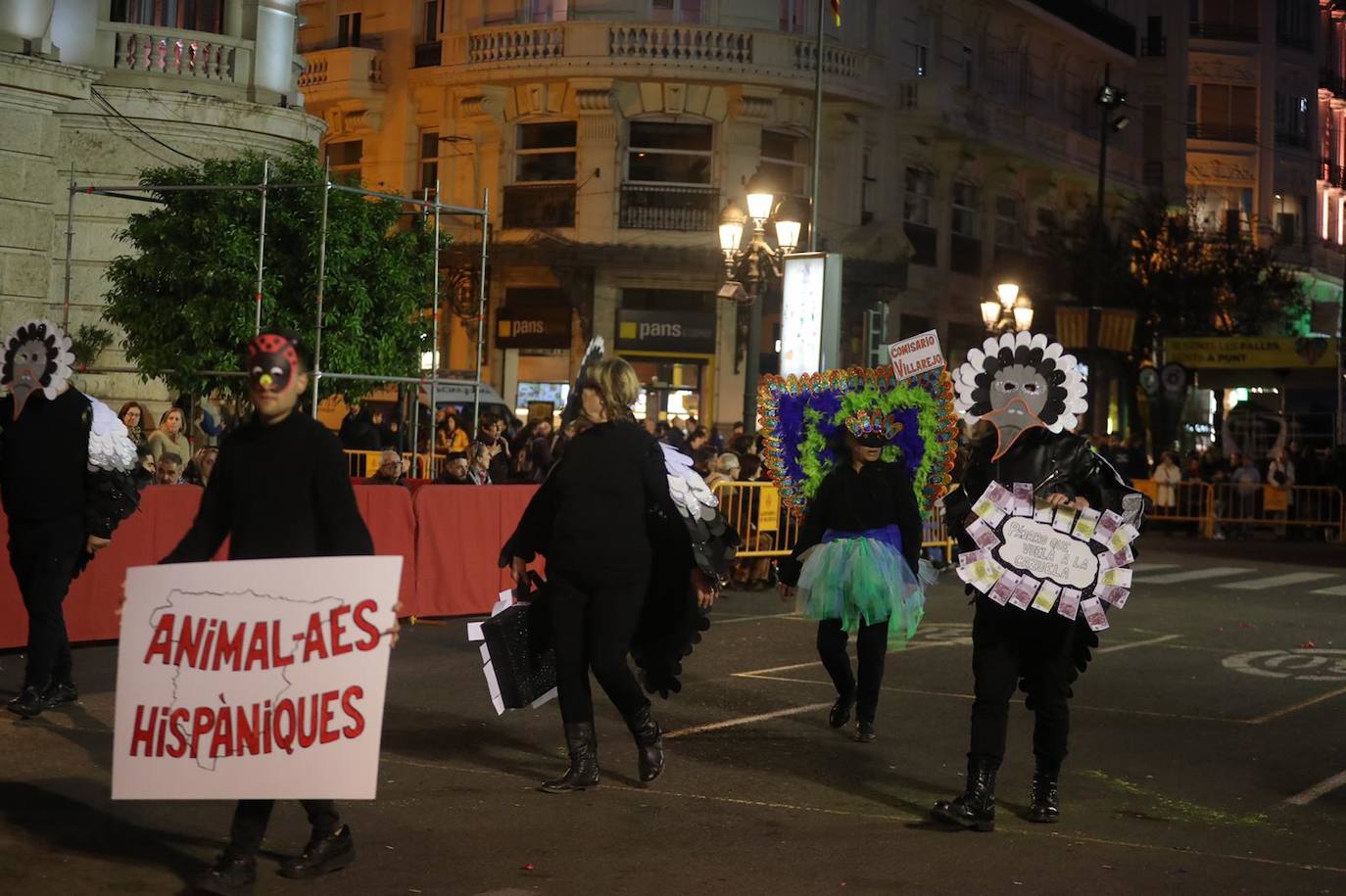 Fotos: La magia de la Cabalgata del Ninot estrena las Fallas