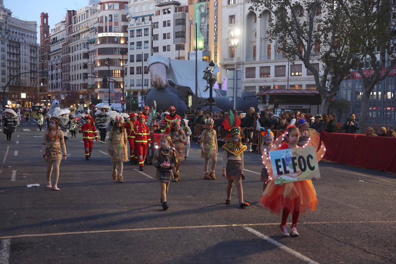 Fotos: La magia de la Cabalgata del Ninot estrena las Fallas