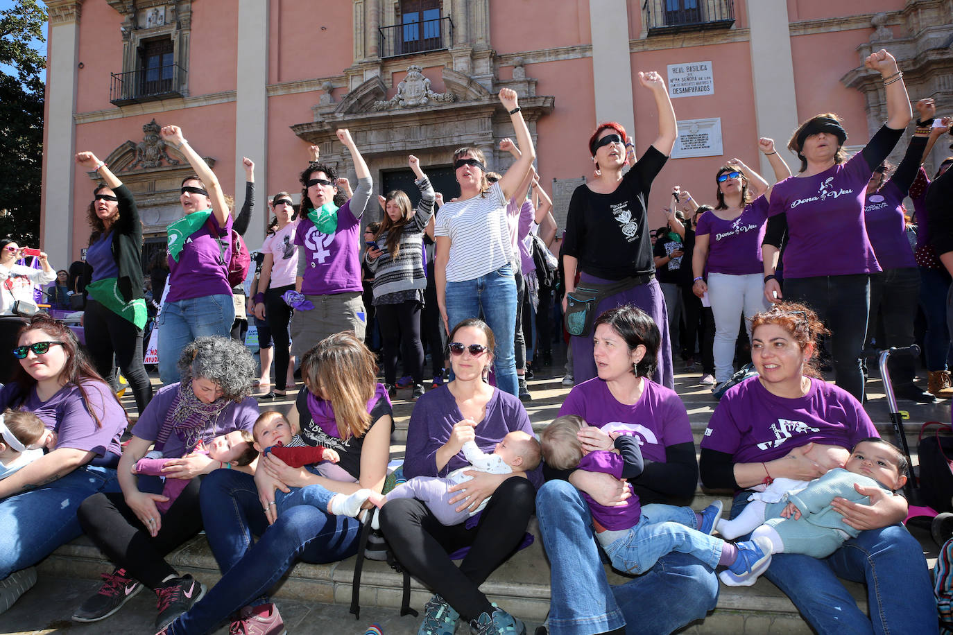 Concentración feminista en la Plaza de la Virgen