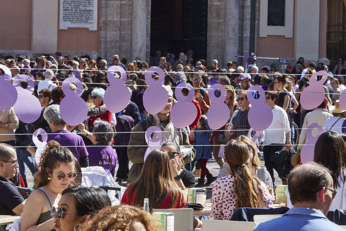 Concentración feminista en la Plaza de la Virgen. 
