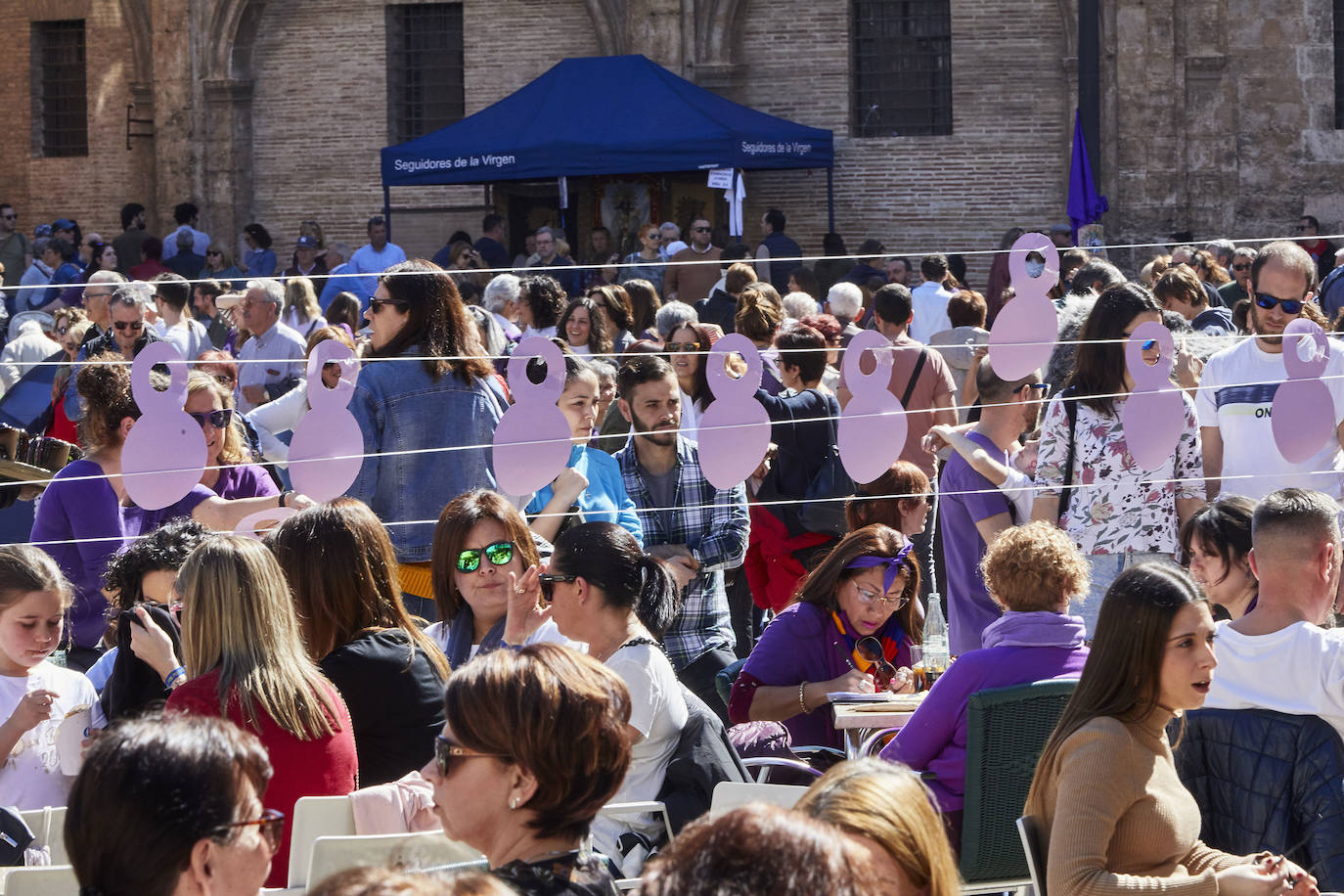 Concentración feminista en la Plaza de la Virgen. 