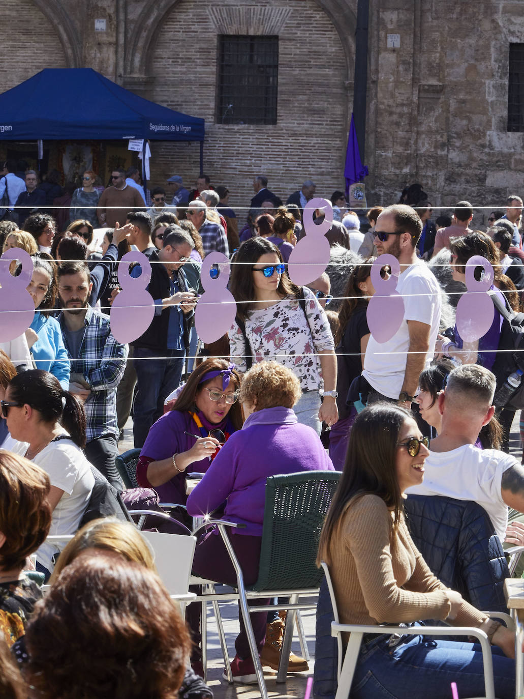 Concentración feminista en la Plaza de la Virgen. 