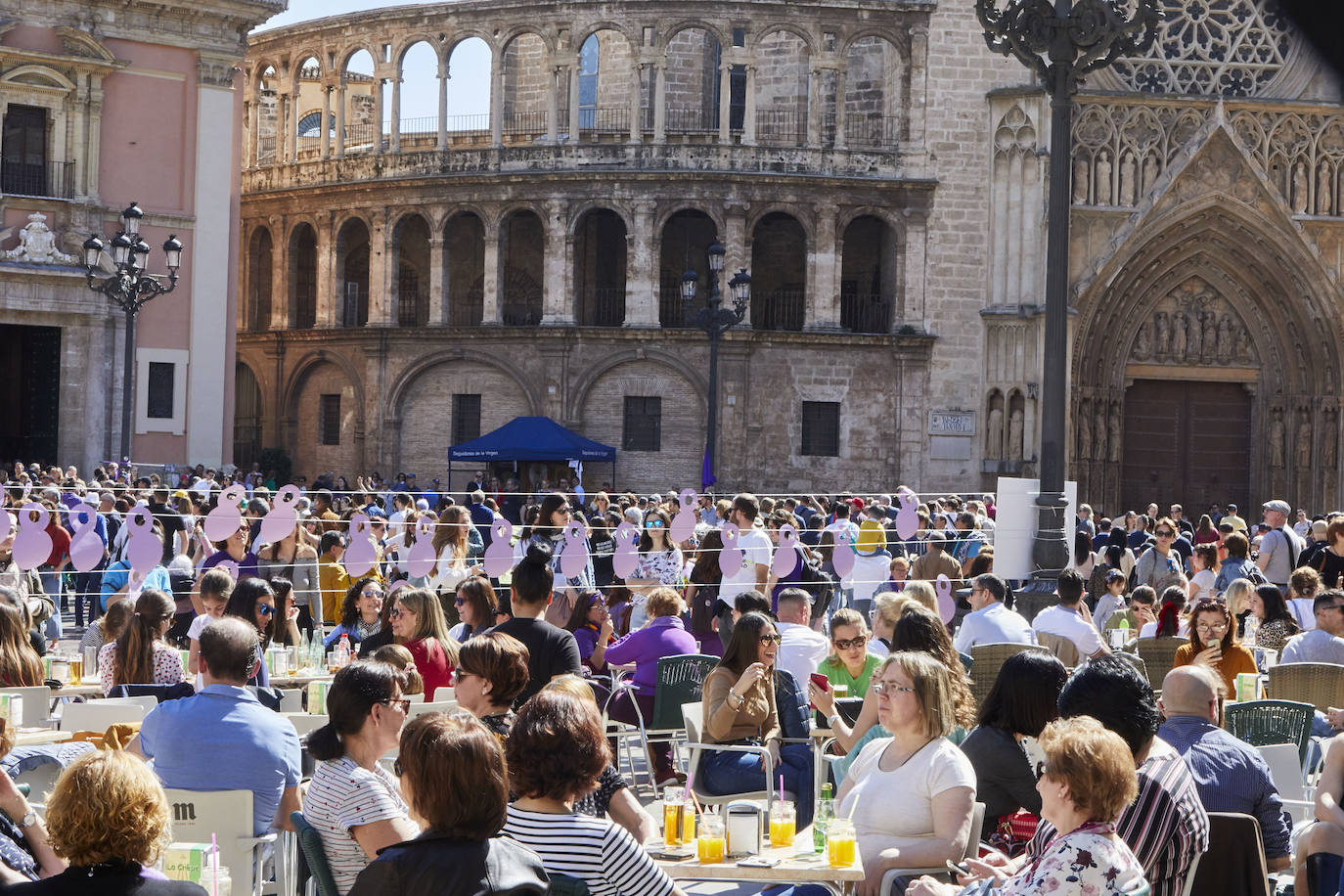 Concentración feminista en la Plaza de la Virgen. 