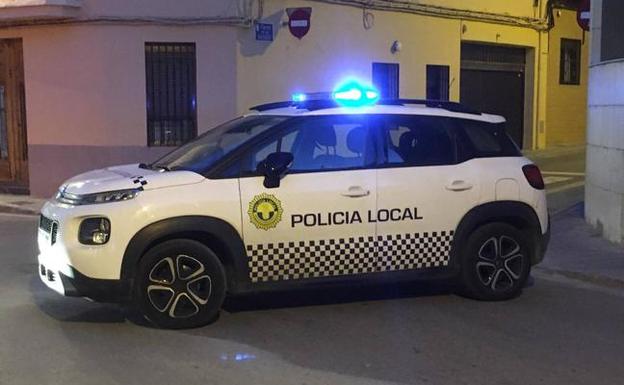 Intenta atropellar a cuatro personas y da un cabezazo a un policía local en Massamagrell