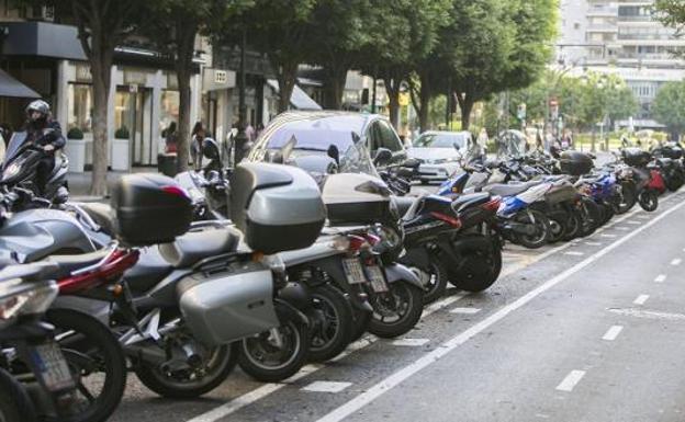 Motos estacionadas en la ciudad. 