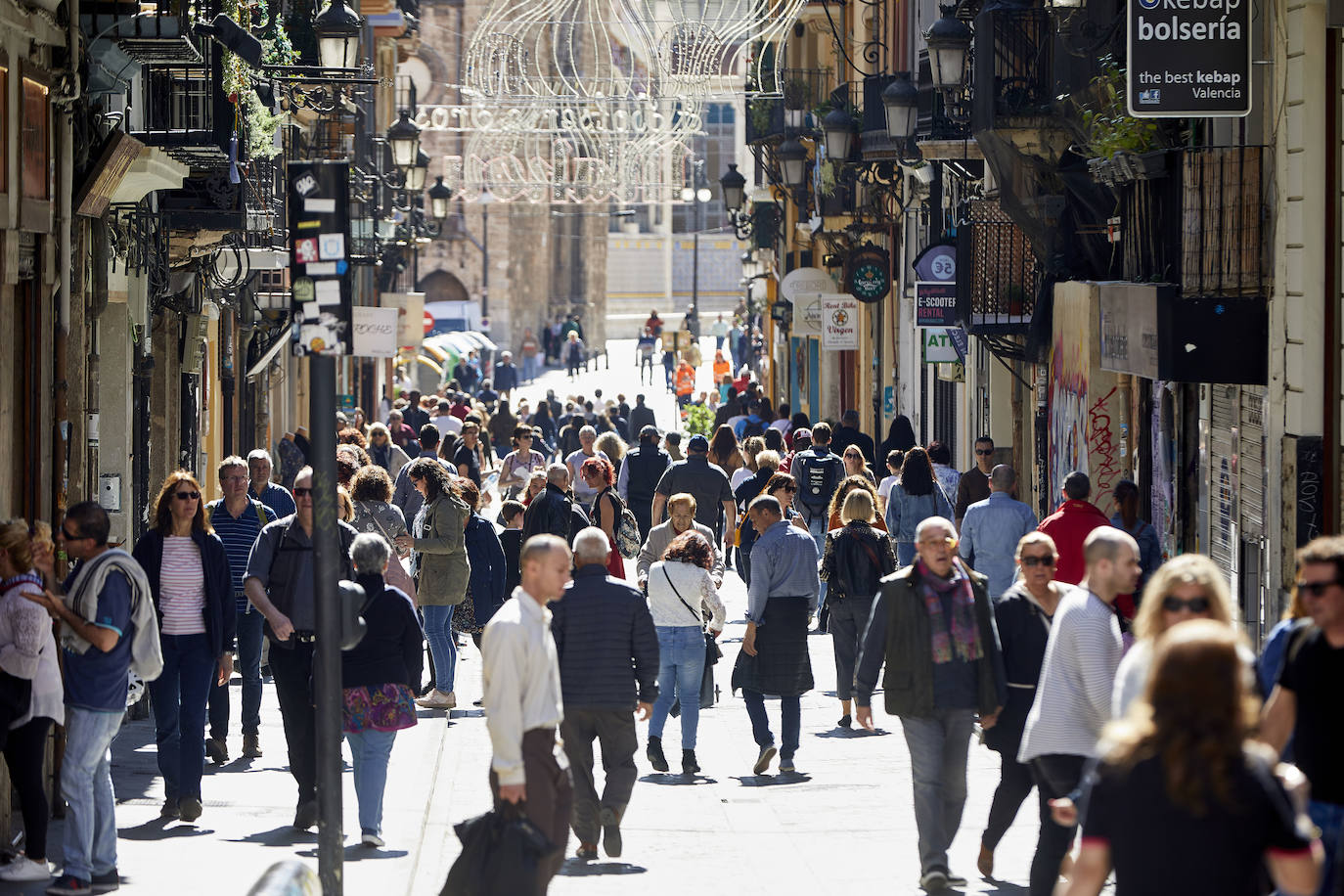 Llegan los días grandes de la fiesta. Las calles de Valencia ya están a rebosar. Ya huele a Fallas y a paella. 