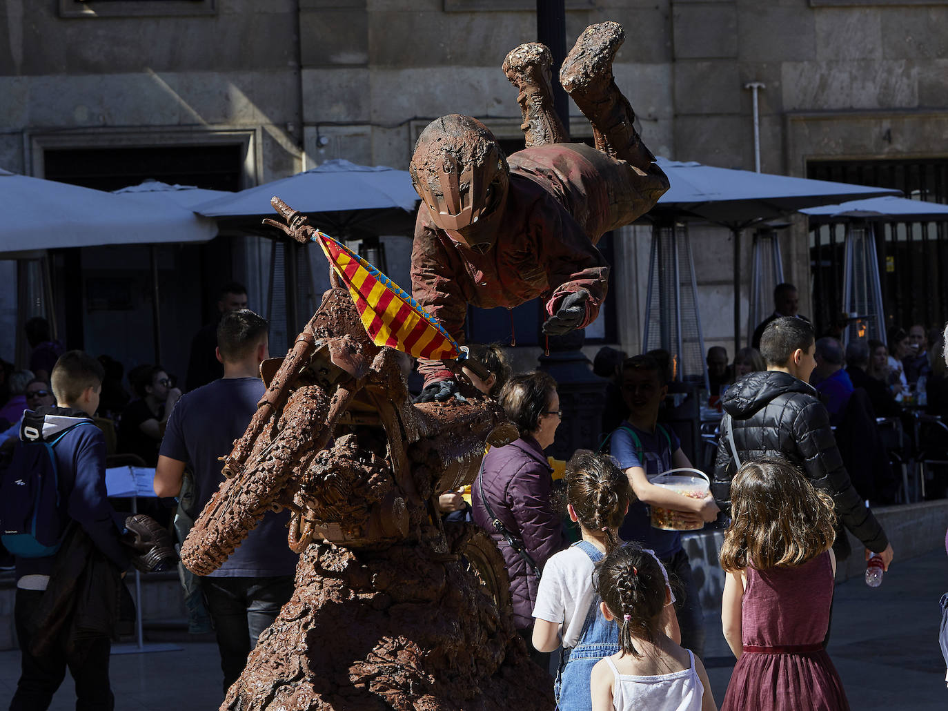 Llegan los días grandes de la fiesta. Las calles de Valencia ya están a rebosar. Ya huele a Fallas y a paella. 