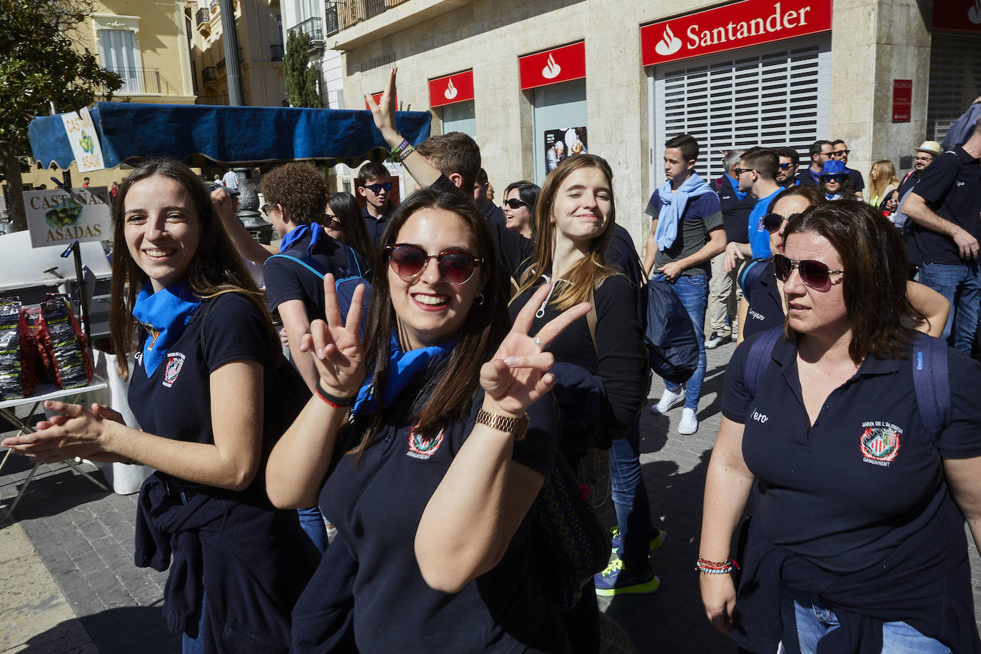 Llegan los días grandes de la fiesta. Las calles de Valencia ya están a rebosar. Ya huele a Fallas y a paella. 