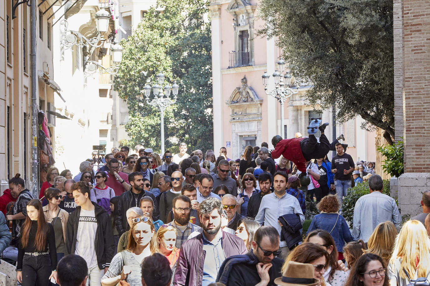 Llegan los días grandes de la fiesta. Las calles de Valencia ya están a rebosar. Ya huele a Fallas y a paella. 