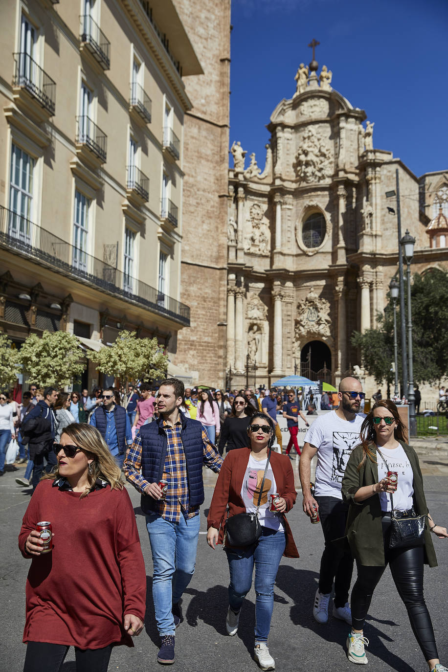 Llegan los días grandes de la fiesta. Las calles de Valencia ya están a rebosar. Ya huele a Fallas y a paella. 