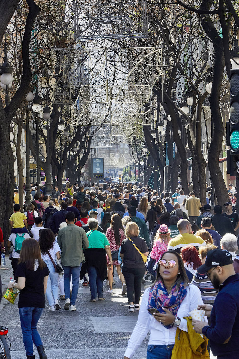 Llegan los días grandes de la fiesta. Las calles de Valencia ya están a rebosar. Ya huele a Fallas y a paella. 