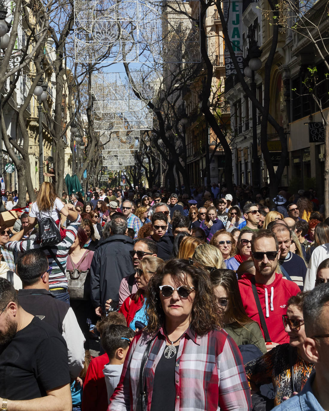 Llegan los días grandes de la fiesta. Las calles de Valencia ya están a rebosar. Ya huele a Fallas y a paella. 