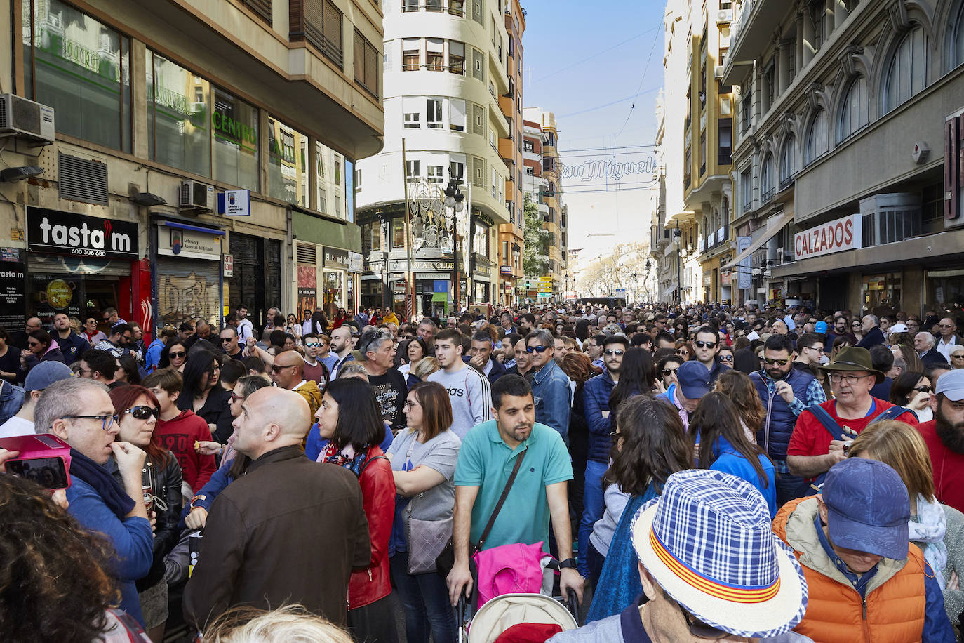 Llegan los días grandes de la fiesta. Las calles de Valencia ya están a rebosar. Ya huele a Fallas y a paella. 