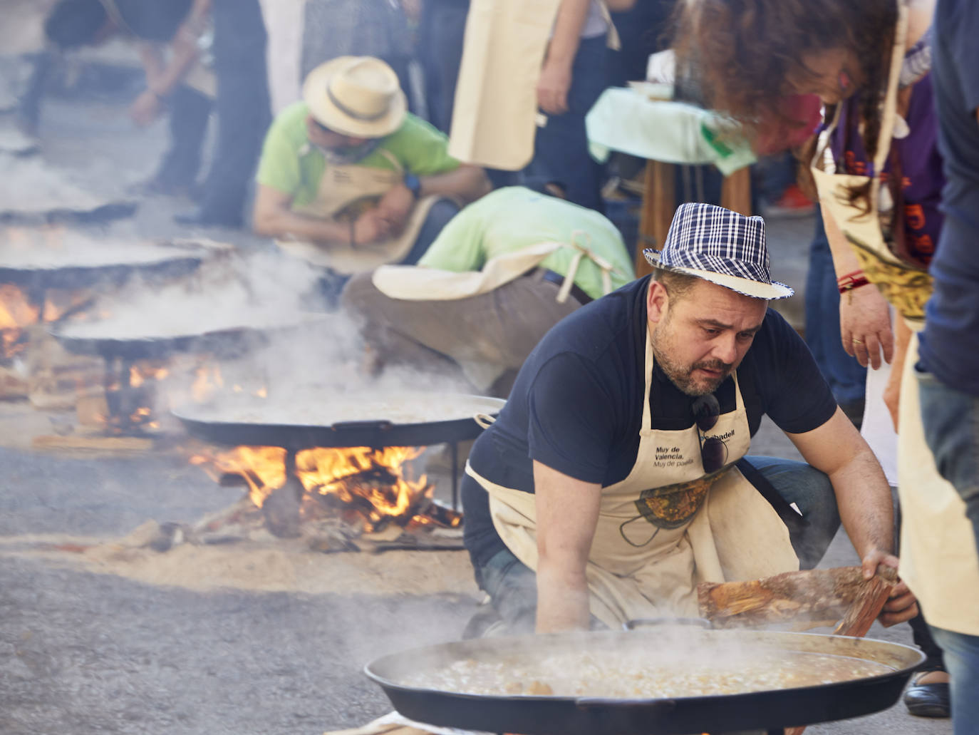 Llegan los días grandes de la fiesta. Las calles de Valencia ya están a rebosar. Ya huele a Fallas y a paella. 