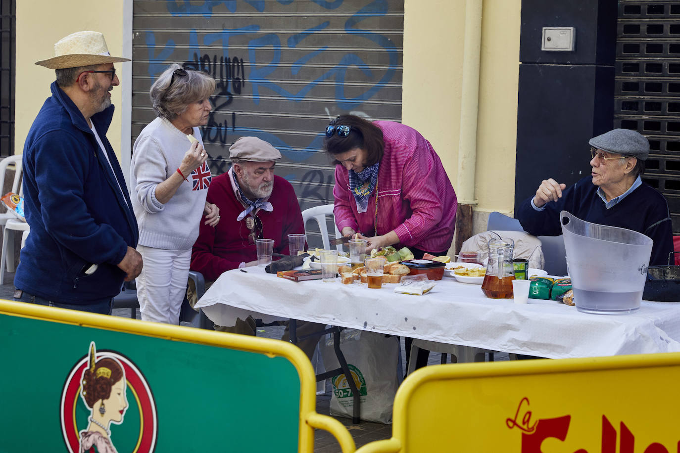 Llegan los días grandes de la fiesta. Las calles de Valencia ya están a rebosar. Ya huele a Fallas y a paella. 