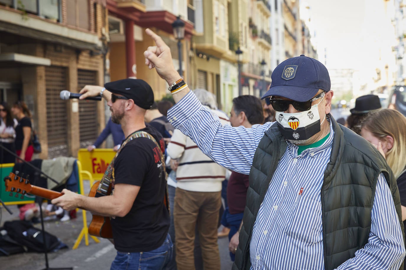 Llegan los días grandes de la fiesta. Las calles de Valencia ya están a rebosar. Ya huele a Fallas y a paella. 