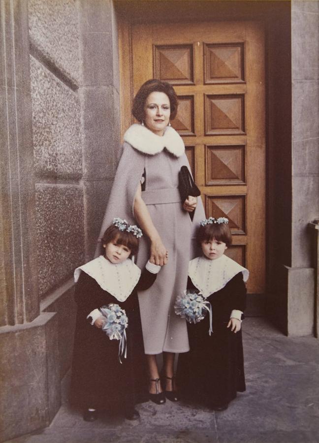 Con su madre en una boda en Zaragoza. «Teníamos mucho éxito como damas de honor, a la gente le hacía gracia vernos vestidas igual».