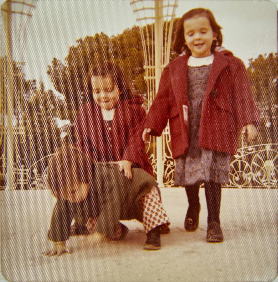 Eva y Begoña en un parque de Zaragoza jugando con su hermano Kiko.