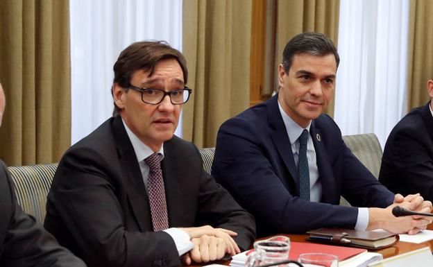 El presidente del Gobierno, Pedro Sánchez (d), acompañado por el ministro de Sanidad, Salvador Illa (i), preside la reunión de seguimiento del coronavirus celebrada este lunes en la sede del Ministerio de Sanidad.