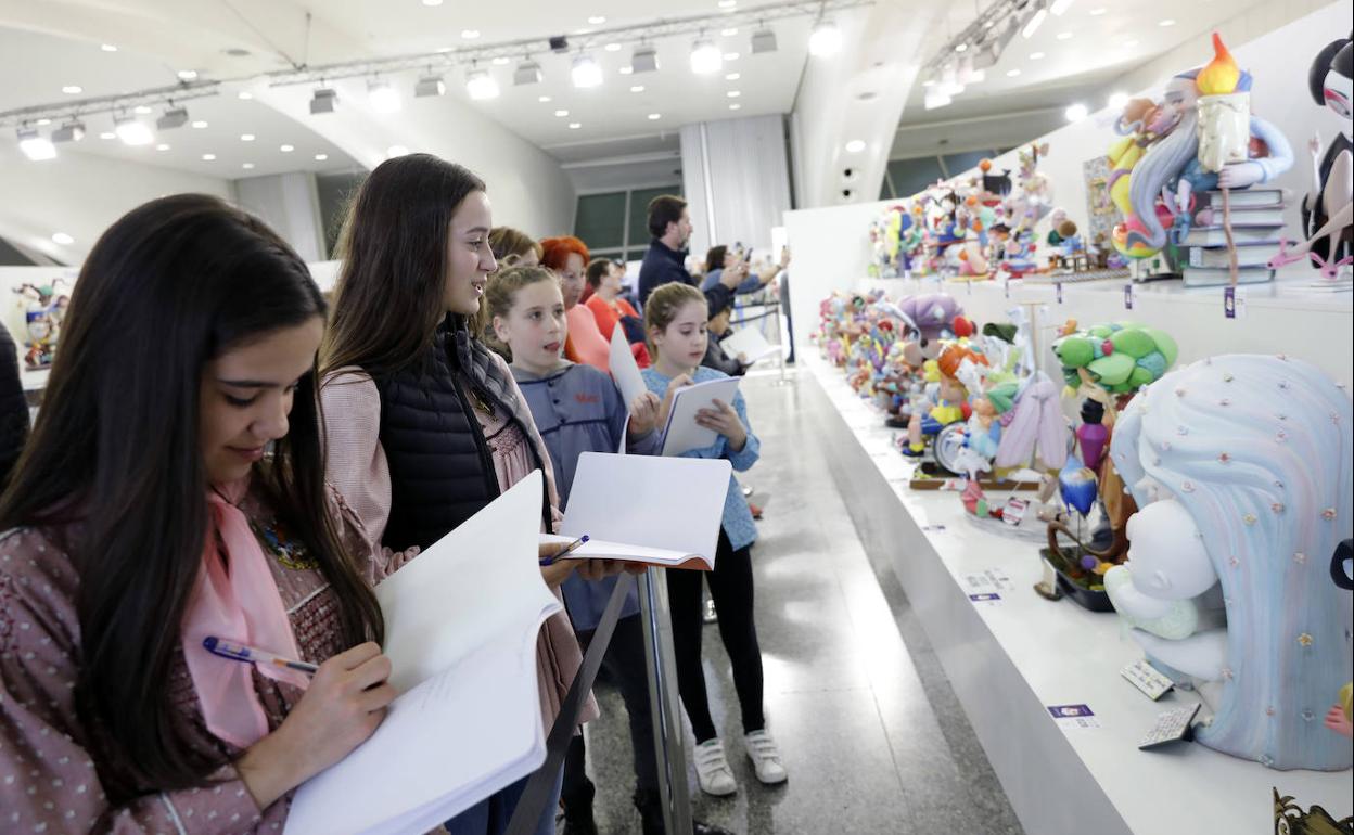 Algunos de los participantes, ayer en la Exposición del Ninot.