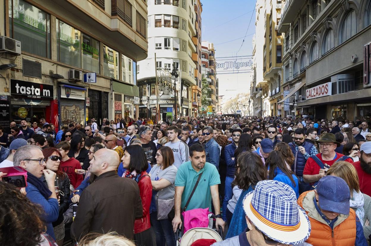 La avenida María Cristina era ayer un verdadero hervidero de gente.