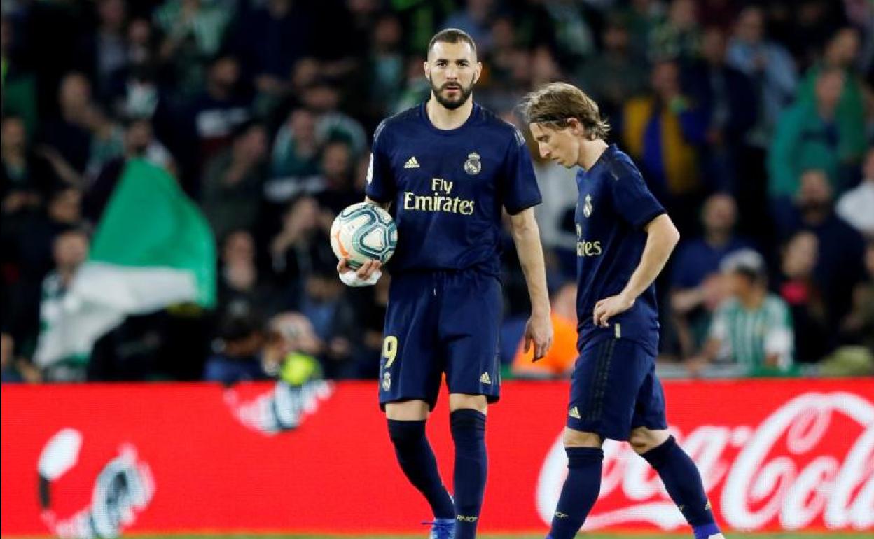 Benzema y Modric, cariacontecidos en el Villamarín. 