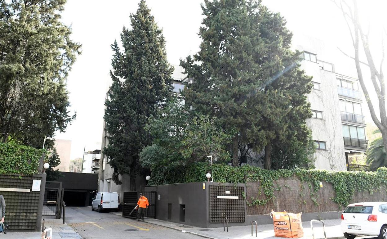 Vista general de calle Agastia 74 en Madrid donde una niña murió al caer desde la azotea de un edificio mientras intentaba hacerse una foto con el teléfono móvil.