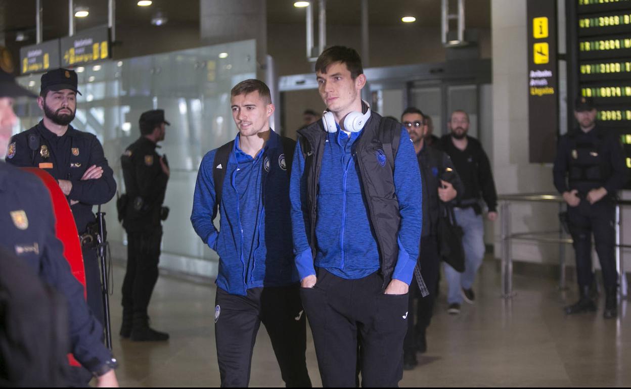 Llegada de los jugadores del Atalanta al aeropuerto de Manises.