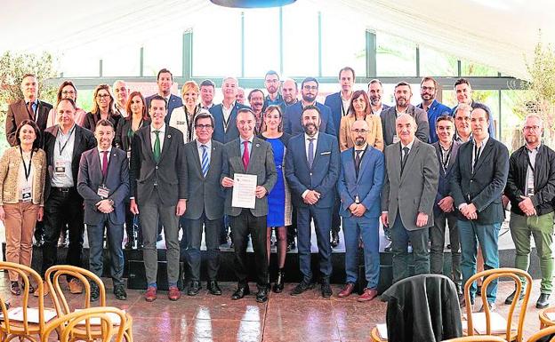 Foto de familia de los participantes al II Foro Logístico.