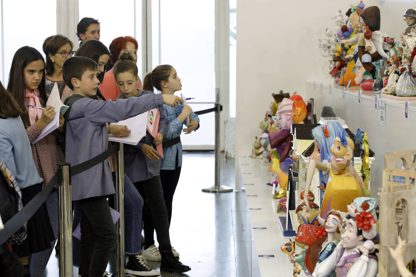 La Falla Fernando el Católico-Erudito Orellana ha creado los premios 'Inf-art' donde lo importante es que son los representantes infantiles los que deciden qué ninots les gustan.