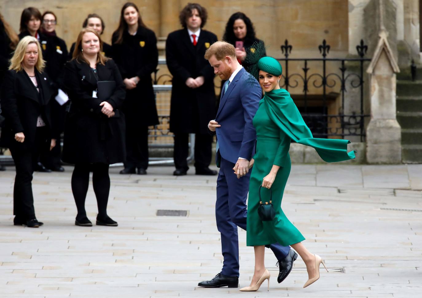 Relajados y sonrientes, el duque y la duquesa de Sussex hicieron este lunes su última aparición como miembros de la realeza británica, acompañando a la reina Isabel II en un oficio religioso en Londres, antes de dar el salto a su nueva vida. Ambos asistieron junto a los otros miembros de la familia real a una misa la Abadía de Westminster con motivo del día de la Mancomunidad británica.