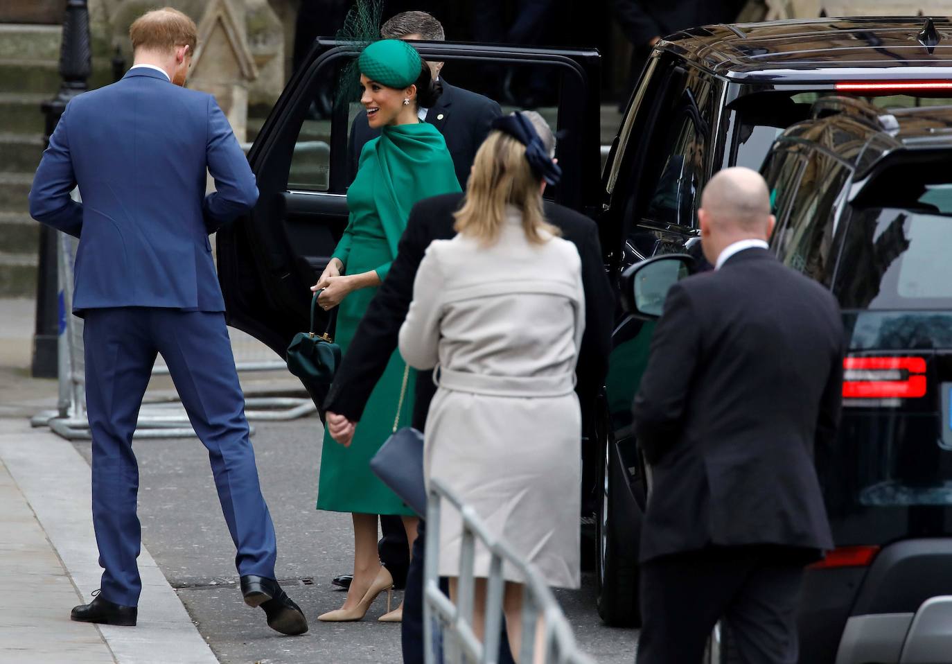 Relajados y sonrientes, el duque y la duquesa de Sussex hicieron este lunes su última aparición como miembros de la realeza británica, acompañando a la reina Isabel II en un oficio religioso en Londres, antes de dar el salto a su nueva vida. Ambos asistieron junto a los otros miembros de la familia real a una misa la Abadía de Westminster con motivo del día de la Mancomunidad británica.