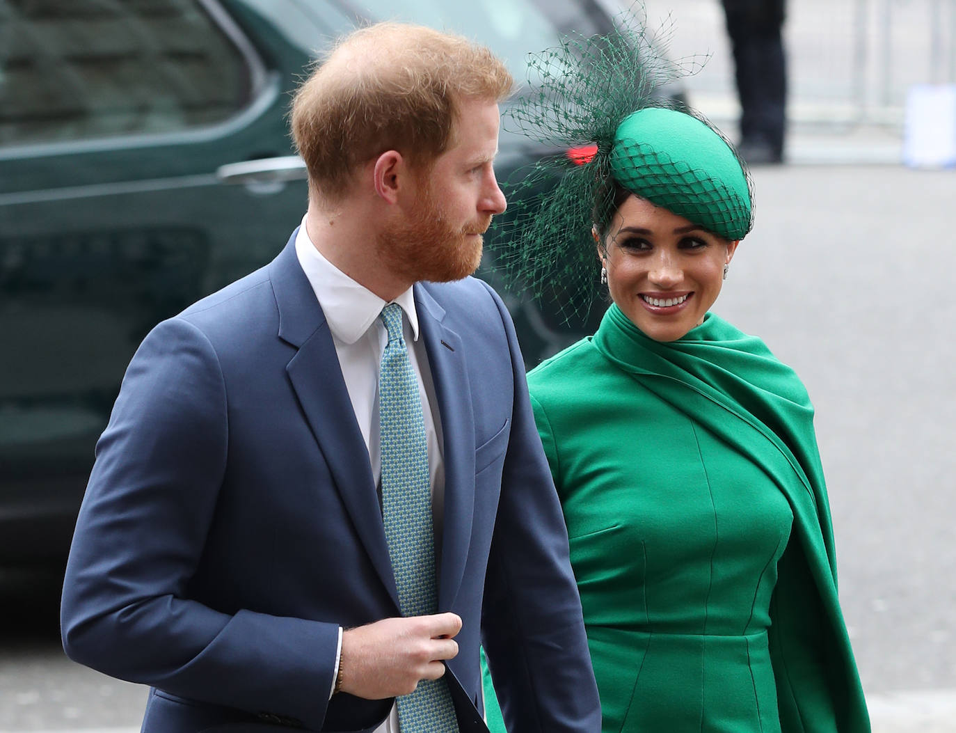 Relajados y sonrientes, el duque y la duquesa de Sussex hicieron este lunes su última aparición como miembros de la realeza británica, acompañando a la reina Isabel II en un oficio religioso en Londres, antes de dar el salto a su nueva vida. Ambos asistieron junto a los otros miembros de la familia real a una misa la Abadía de Westminster con motivo del día de la Mancomunidad británica.