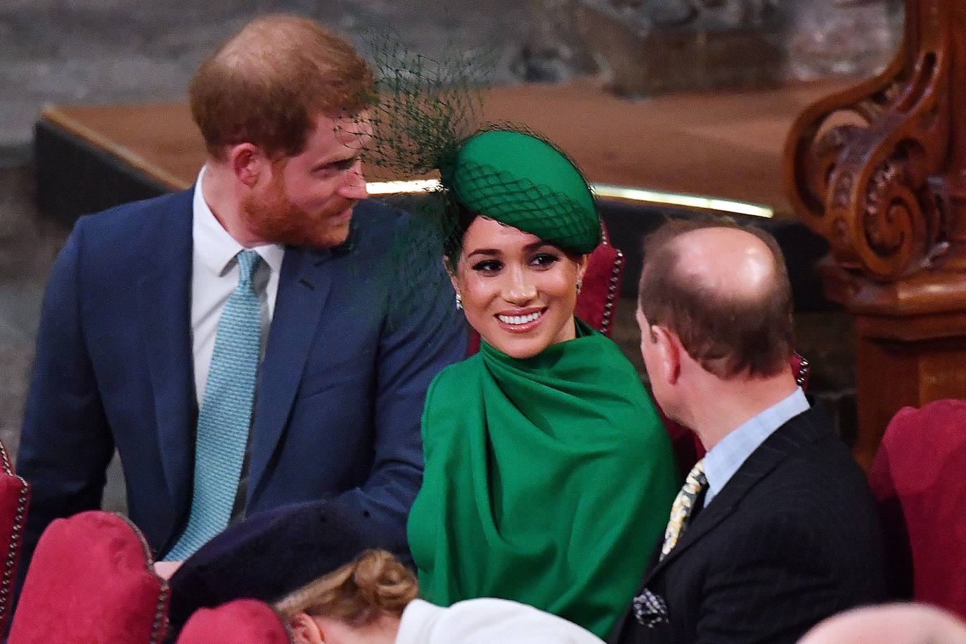 Relajados y sonrientes, el duque y la duquesa de Sussex hicieron este lunes su última aparición como miembros de la realeza británica, acompañando a la reina Isabel II en un oficio religioso en Londres, antes de dar el salto a su nueva vida. Ambos asistieron junto a los otros miembros de la familia real a una misa la Abadía de Westminster con motivo del día de la Mancomunidad británica.