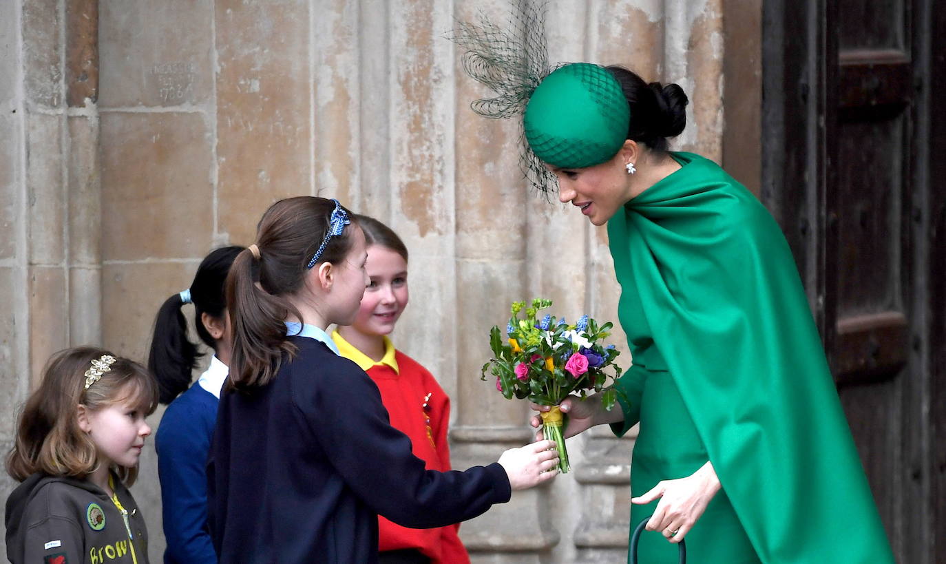 Relajados y sonrientes, el duque y la duquesa de Sussex hicieron este lunes su última aparición como miembros de la realeza británica, acompañando a la reina Isabel II en un oficio religioso en Londres, antes de dar el salto a su nueva vida. Ambos asistieron junto a los otros miembros de la familia real a una misa la Abadía de Westminster con motivo del día de la Mancomunidad británica.