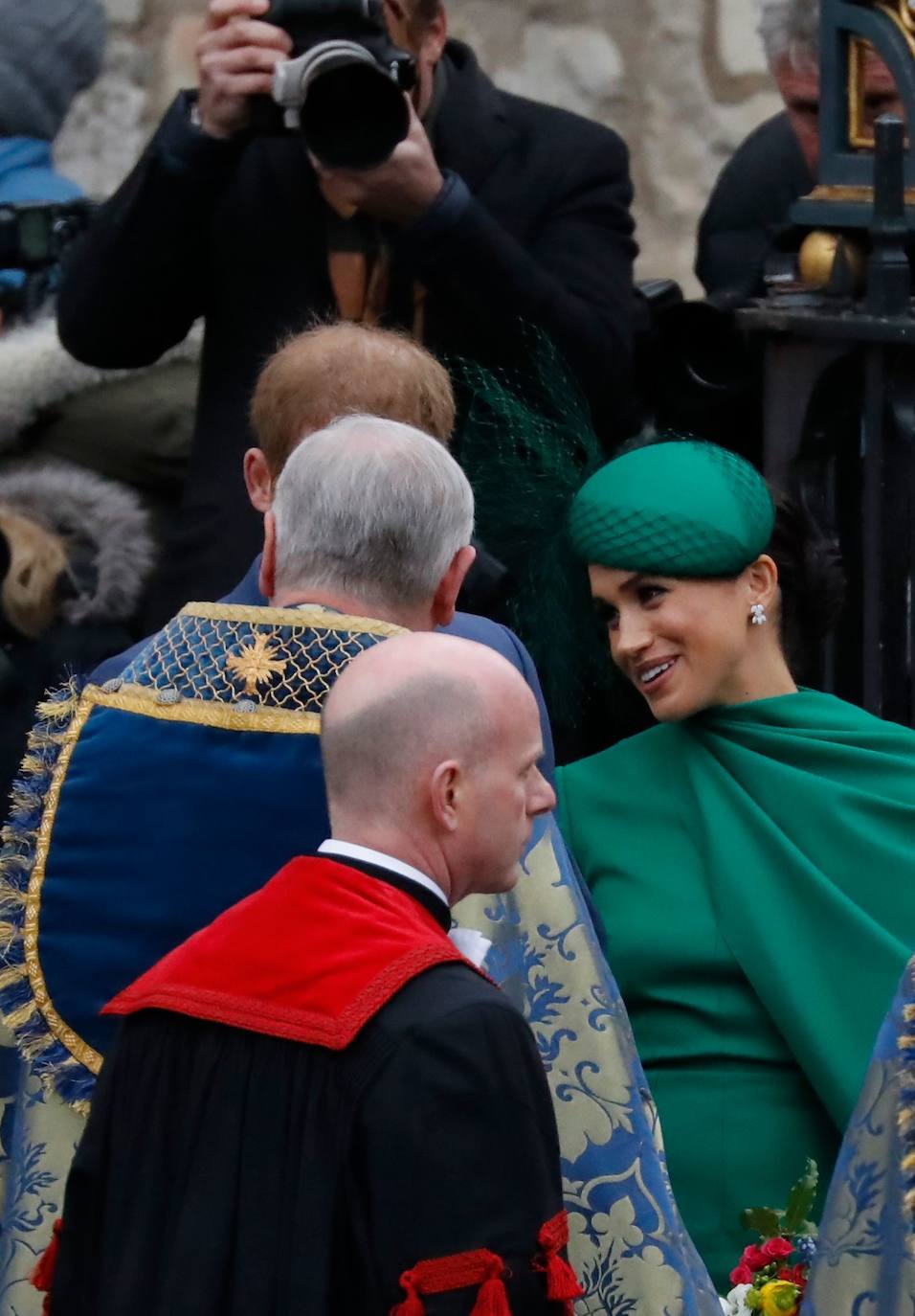 Relajados y sonrientes, el duque y la duquesa de Sussex hicieron este lunes su última aparición como miembros de la realeza británica, acompañando a la reina Isabel II en un oficio religioso en Londres, antes de dar el salto a su nueva vida. Ambos asistieron junto a los otros miembros de la familia real a una misa la Abadía de Westminster con motivo del día de la Mancomunidad británica.