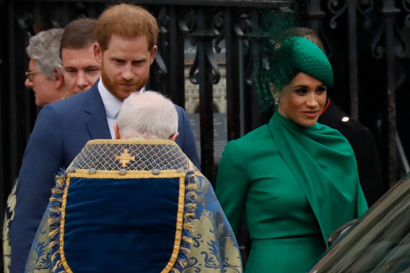 Relajados y sonrientes, el duque y la duquesa de Sussex hicieron este lunes su última aparición como miembros de la realeza británica, acompañando a la reina Isabel II en un oficio religioso en Londres, antes de dar el salto a su nueva vida. Ambos asistieron junto a los otros miembros de la familia real a una misa la Abadía de Westminster con motivo del día de la Mancomunidad británica.