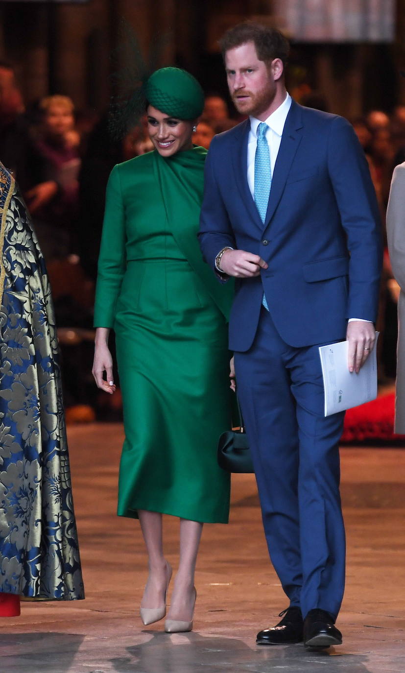 Relajados y sonrientes, el duque y la duquesa de Sussex hicieron este lunes su última aparición como miembros de la realeza británica, acompañando a la reina Isabel II en un oficio religioso en Londres, antes de dar el salto a su nueva vida. Ambos asistieron junto a los otros miembros de la familia real a una misa la Abadía de Westminster con motivo del día de la Mancomunidad británica.