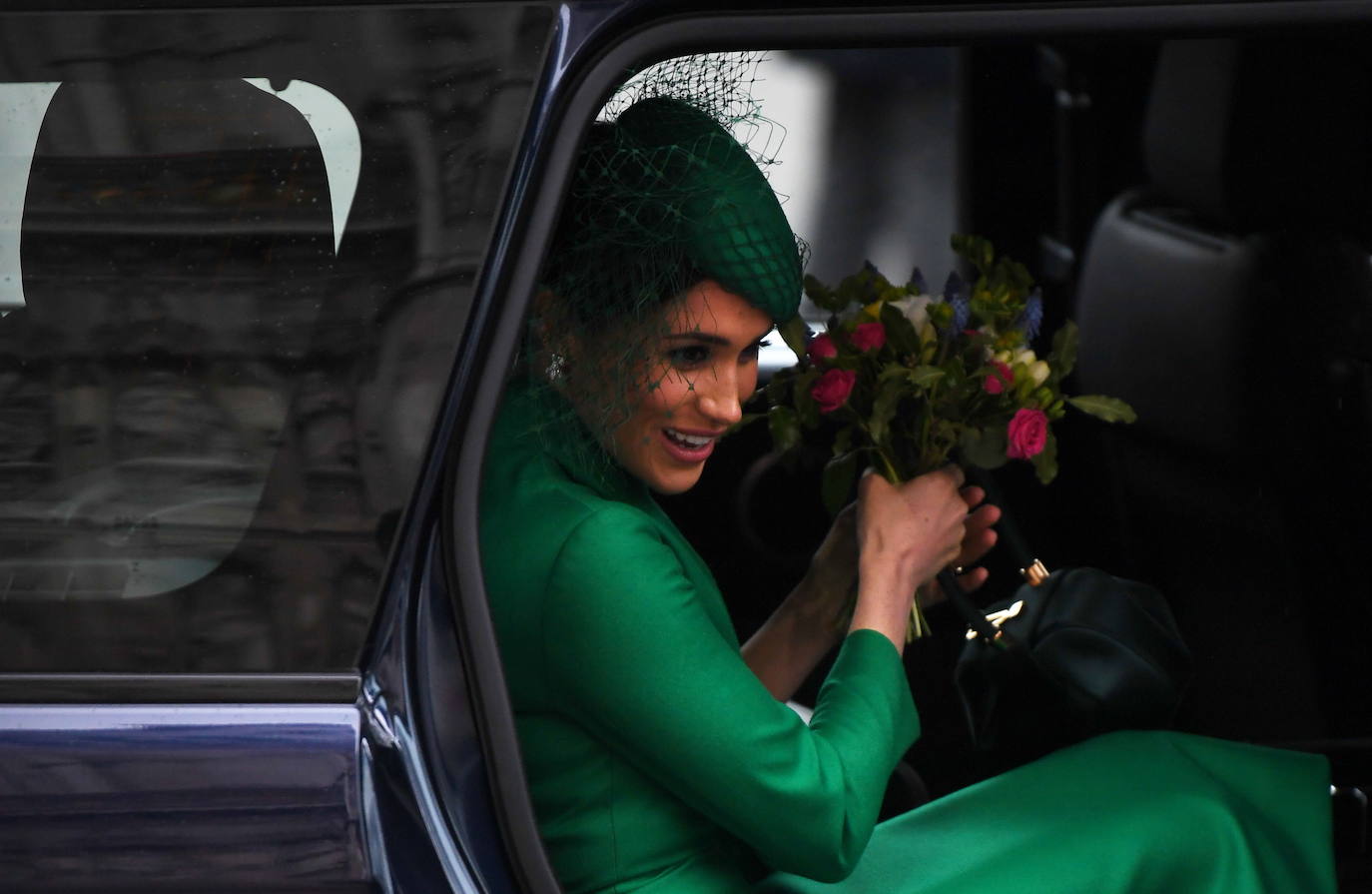 Relajados y sonrientes, el duque y la duquesa de Sussex hicieron este lunes su última aparición como miembros de la realeza británica, acompañando a la reina Isabel II en un oficio religioso en Londres, antes de dar el salto a su nueva vida. Ambos asistieron junto a los otros miembros de la familia real a una misa la Abadía de Westminster con motivo del día de la Mancomunidad británica.